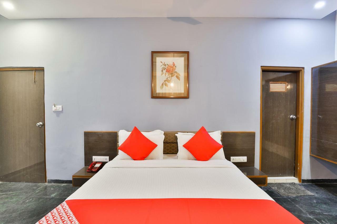 Hotel Chicago Ахмедабад Екстериор снимка